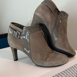 Elegant Bandolino B-flexible Grey Suede Ankle Bootie with patent accents SZ 10